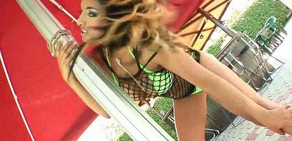 Sex bomb working her pussy and tits in close-ups outdoor